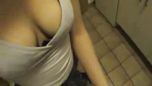 Una video sex italiani amatoriali donna dai capelli scuri succhia un cazzo enorme