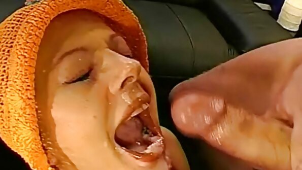 Julia Ann scopata milf italiane porno video sul bancone a pecorina