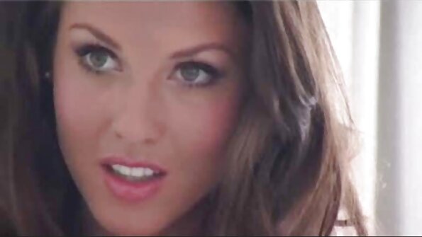 La solo video porno italiani MILF sexy e arrapata Mona si diverte con la sua fica
